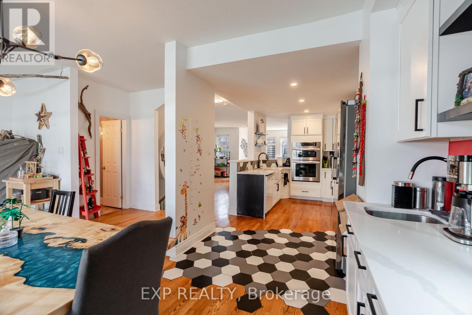 Photo 18 of 97 Castle Glen Crescent, Ottawa ON