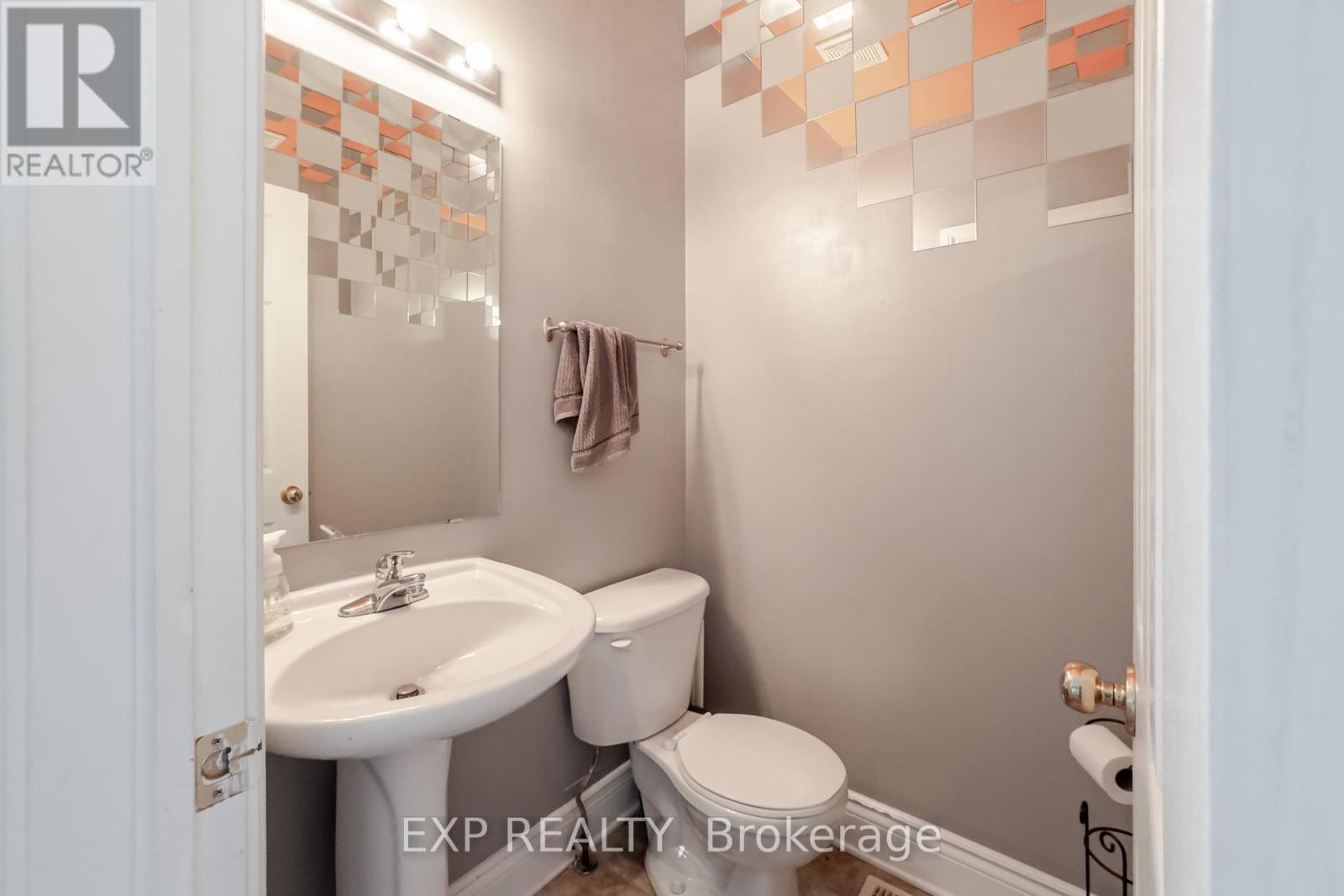 Photo 21 of 97 Castle Glen Crescent, Ottawa ON
