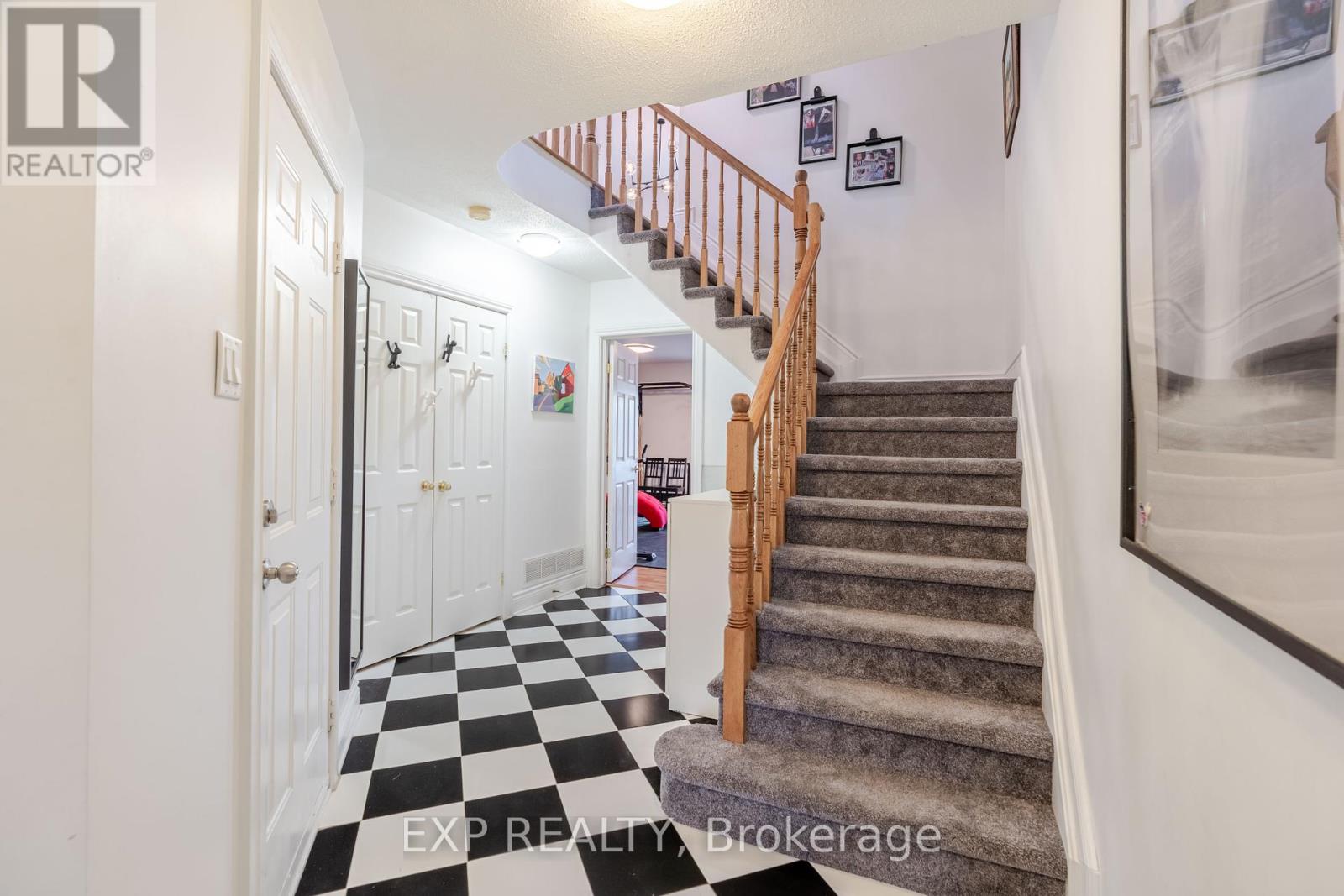Photo 8 of 97 Castle Glen Crescent, Ottawa ON