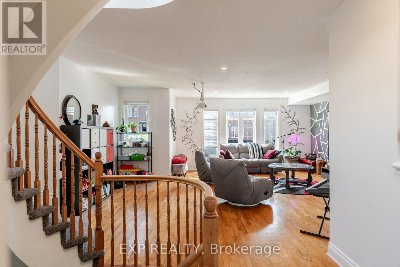 Photo 9 of 97 Castle Glen Crescent, Ottawa ON