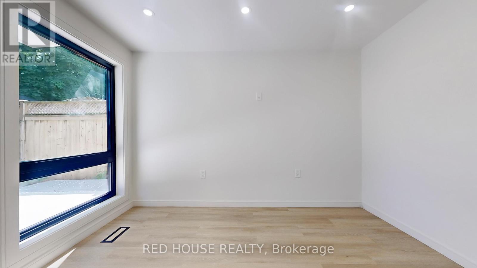 Photo 4 of 1 63 Derwyn Road, Toronto ON
