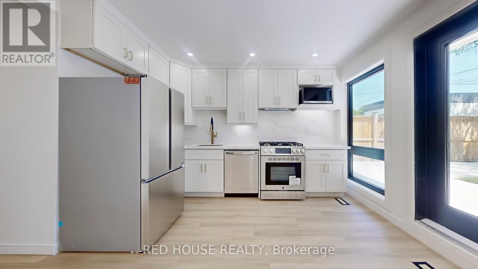 Photo 5 of 1 63 Derwyn Road, Toronto ON
