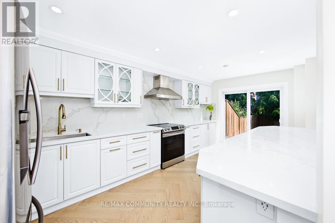Photo 18 of 960 Mountcastle Crescent, Pickering ON