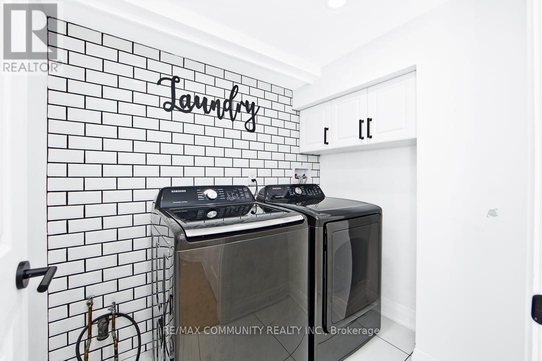 Photo 17 of 960 Mountcastle Crescent, Pickering ON