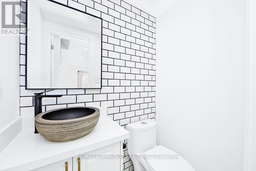Photo 8 of 960 Mountcastle Crescent, Pickering ON