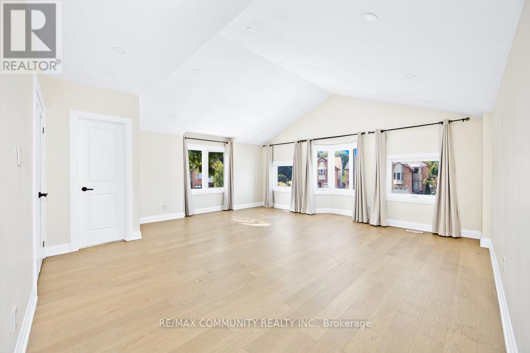 Photo 24 of 960 Mountcastle Crescent, Pickering ON