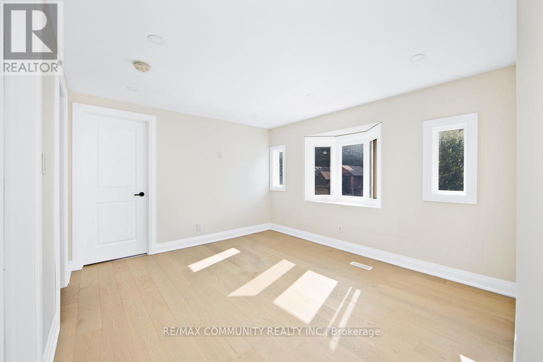 Photo 9 of 960 Mountcastle Crescent, Pickering ON