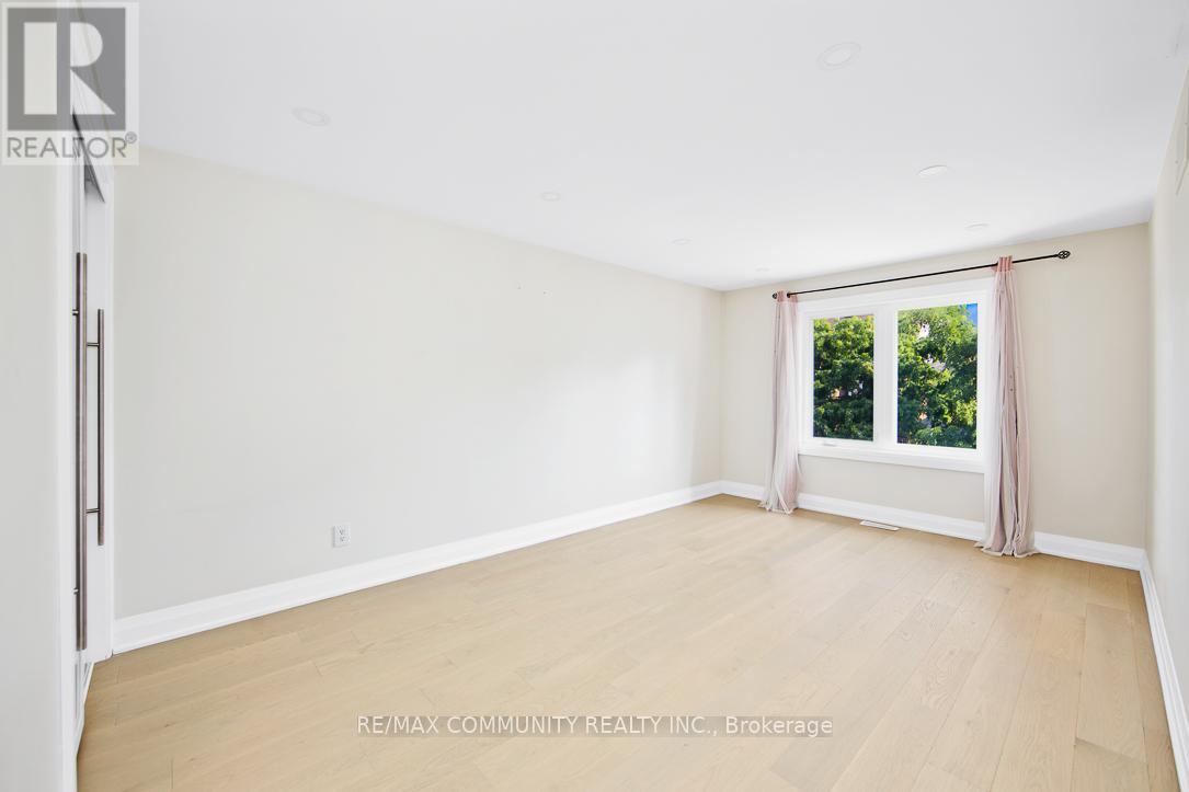 Photo 25 of 960 Mountcastle Crescent, Pickering ON