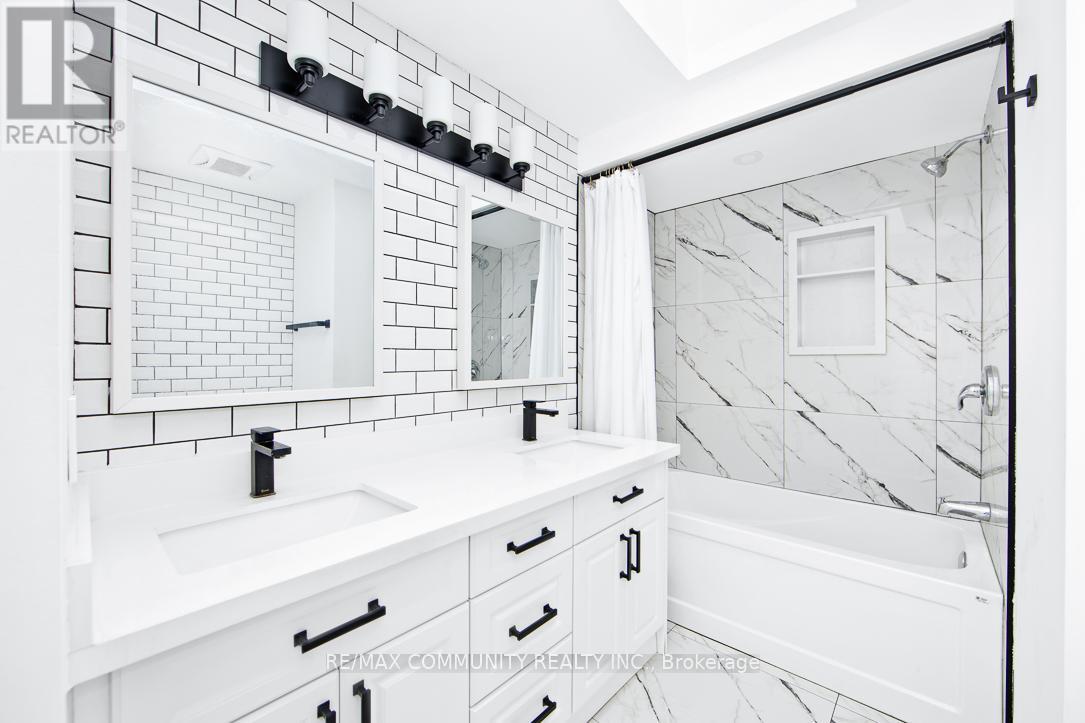 Photo 14 of 960 Mountcastle Crescent, Pickering ON
