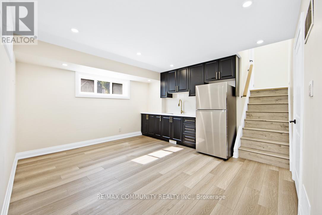 Photo 22 of 960 Mountcastle Crescent, Pickering ON