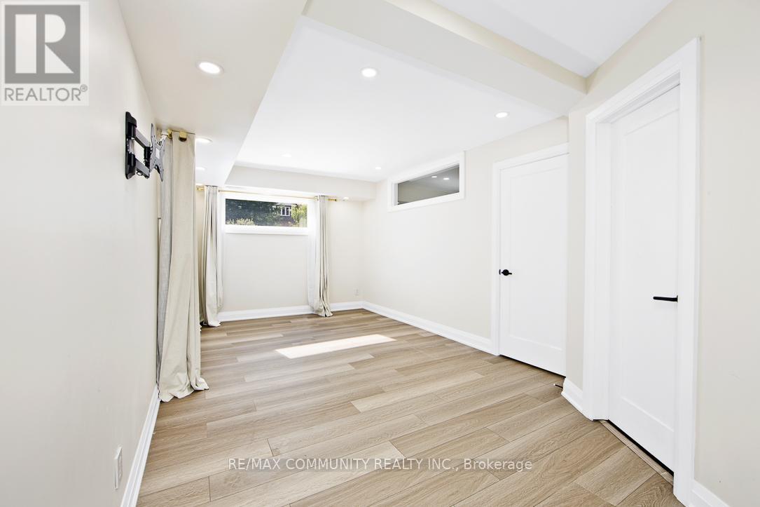 Photo 2 of 960 Mountcastle Crescent, Pickering ON