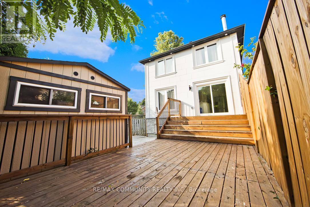 Photo 4 of 960 Mountcastle Crescent, Pickering ON