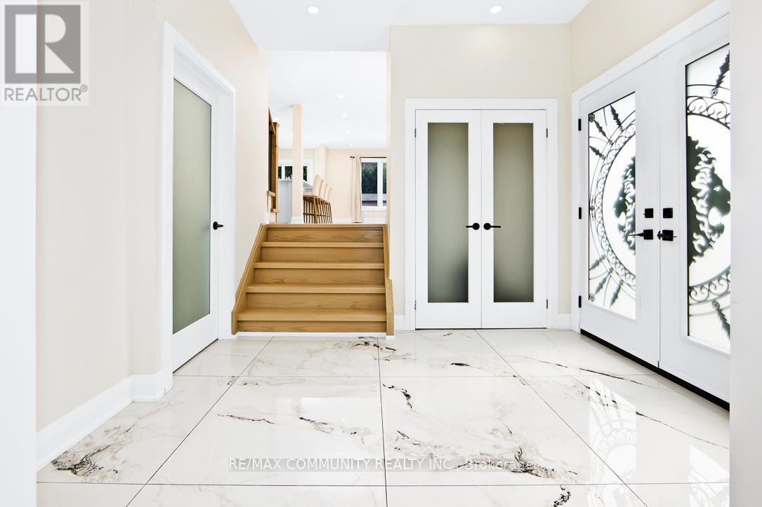 Photo 16 of 960 Mountcastle Crescent, Pickering ON