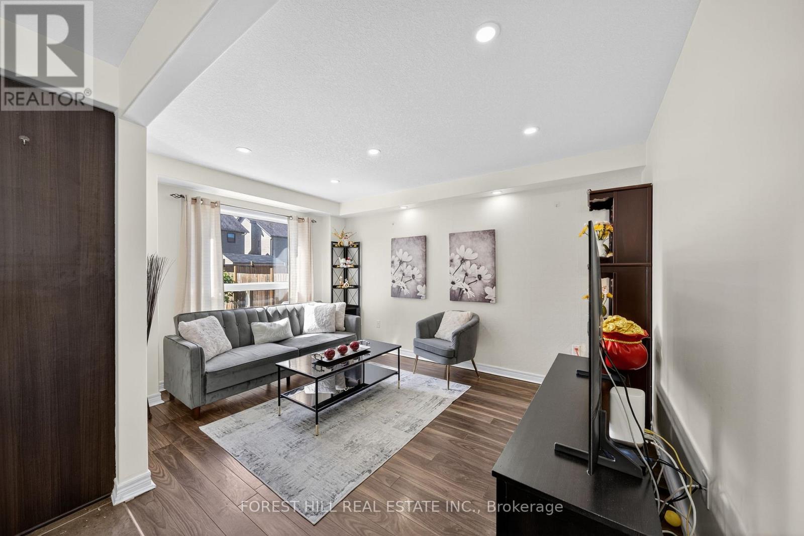 Photo 11 of 160 Banting Crescent, Essa ON