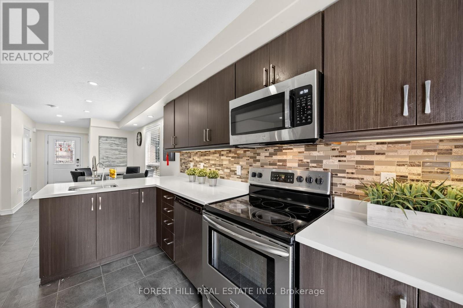 Photo 8 of 160 Banting Crescent, Essa ON