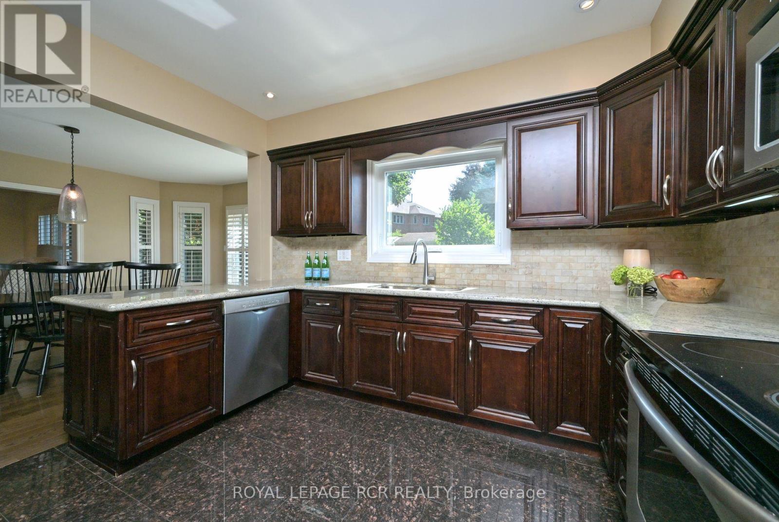 Photo 11 of 908 Schaeffer Outlook, Newmarket ON