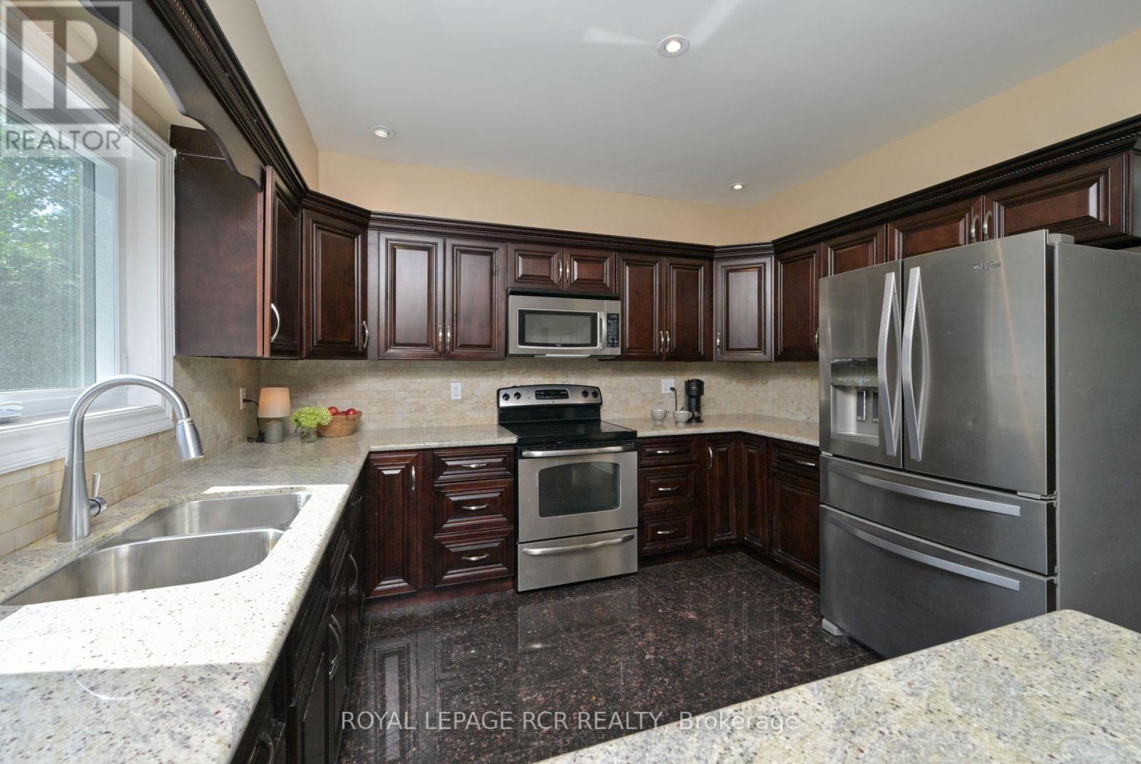 Photo 12 of 908 Schaeffer Outlook, Newmarket ON
