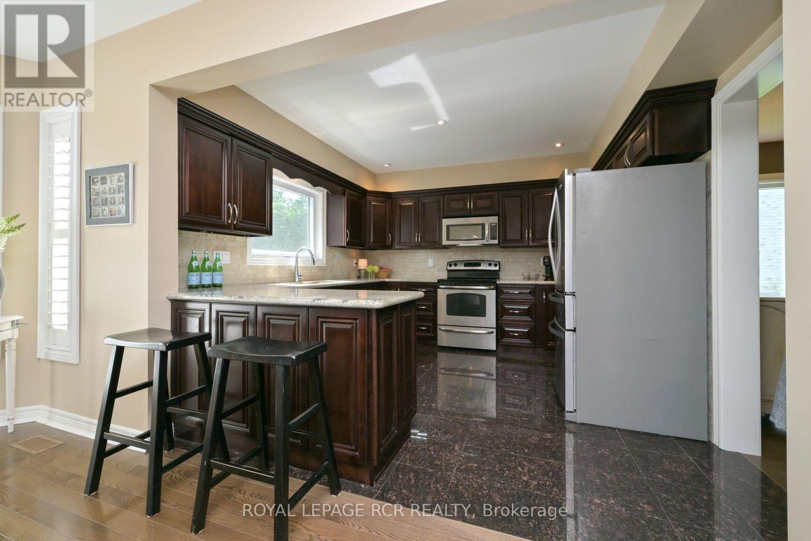 Photo 13 of 908 Schaeffer Outlook, Newmarket ON