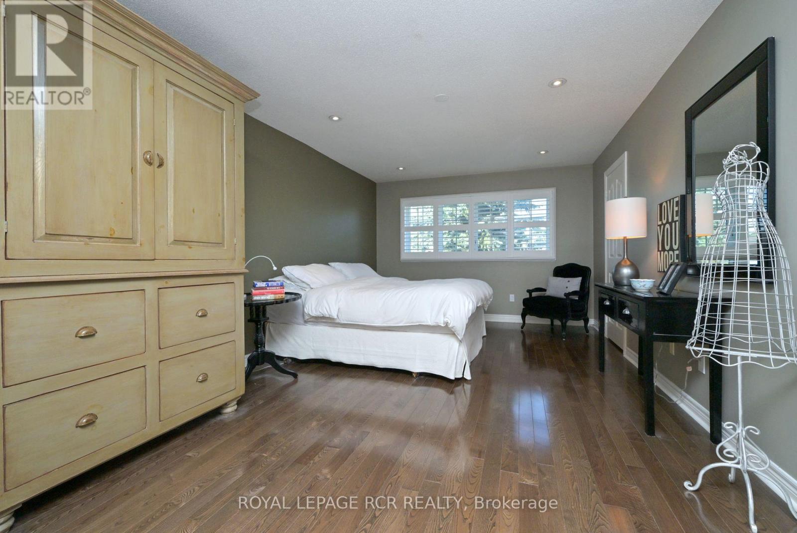 Photo 21 of 908 Schaeffer Outlook, Newmarket ON