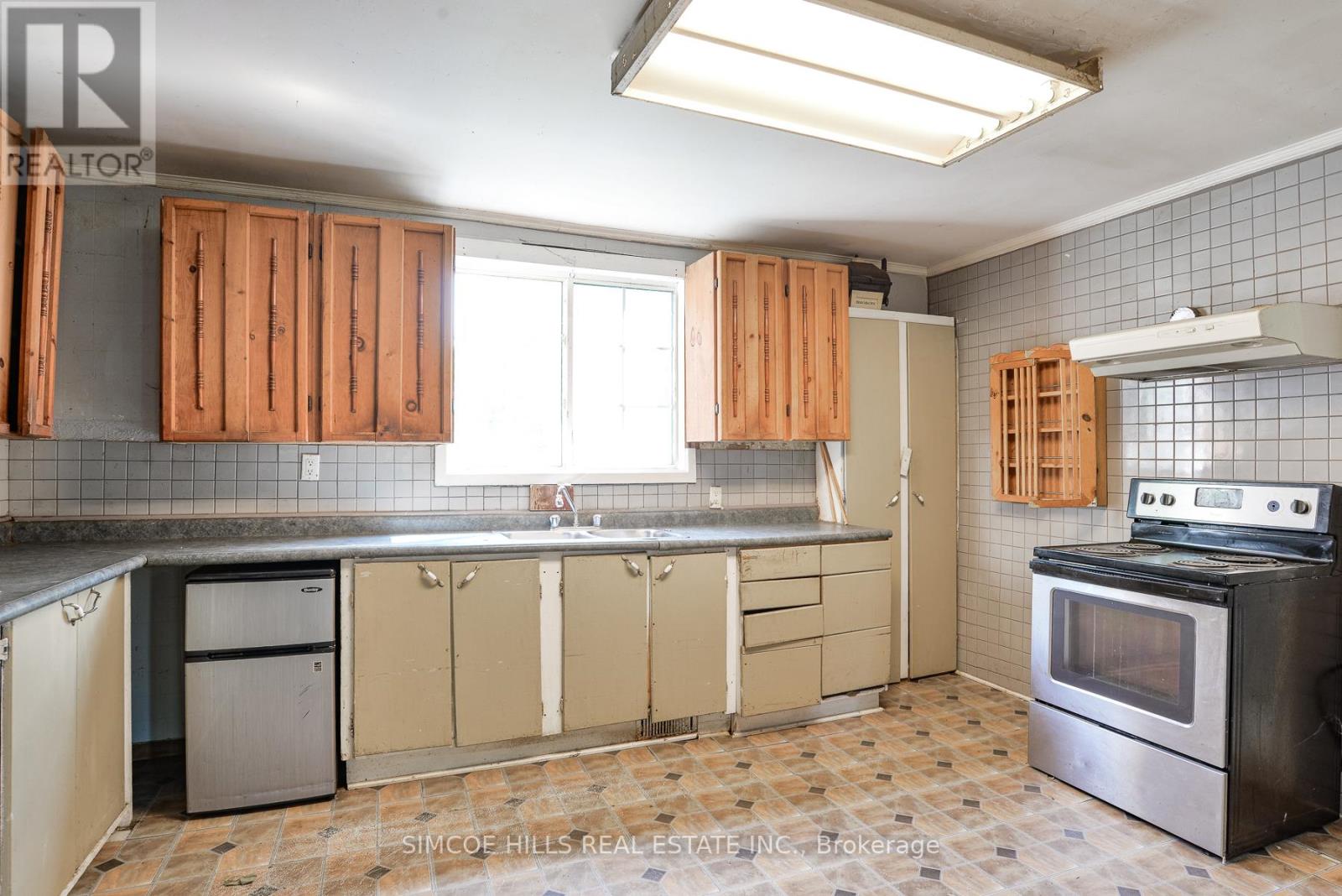 Photo 17 of 236 Front Street S, Orillia ON