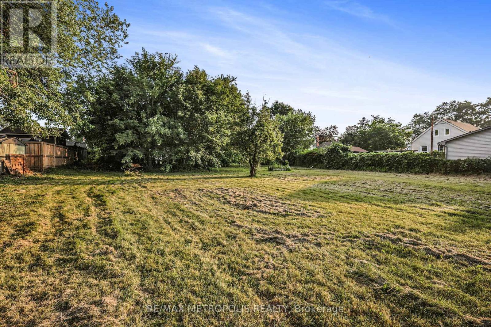 Photo 2 of 719 Knox Avenue, Hamilton ON