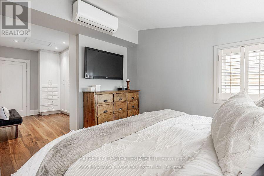 Photo 3 of 391 Castlefield Avenue, Toronto ON