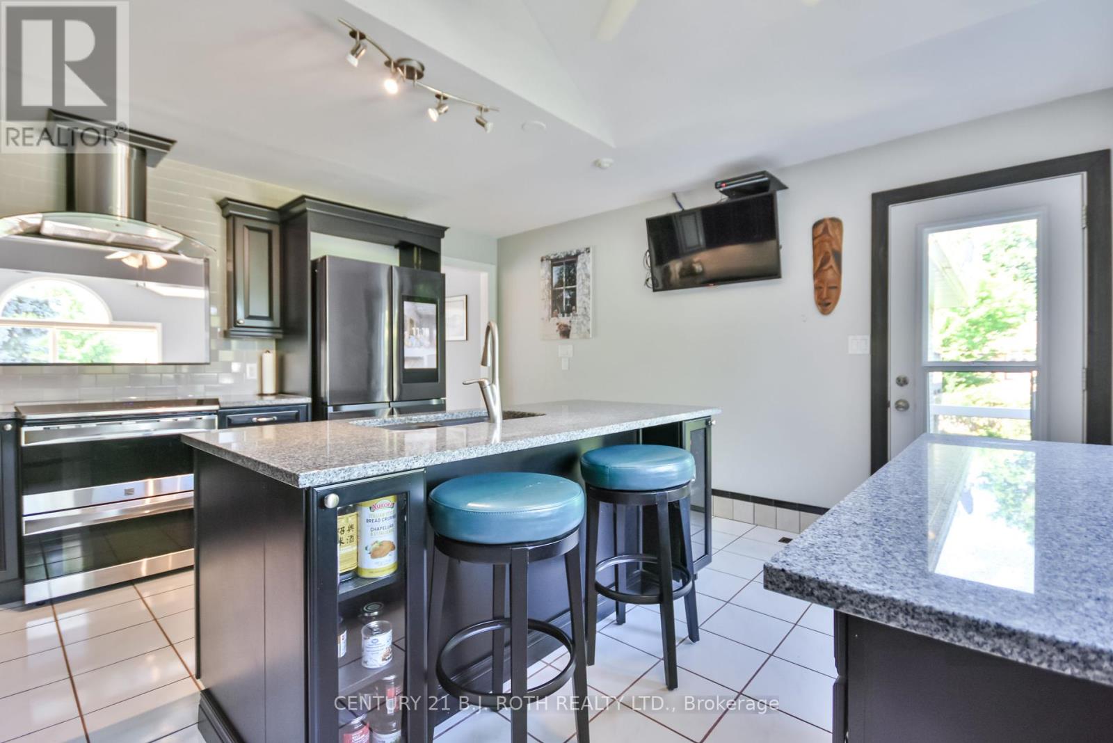 Photo 9 of 55 Bloxham Place, Barrie ON