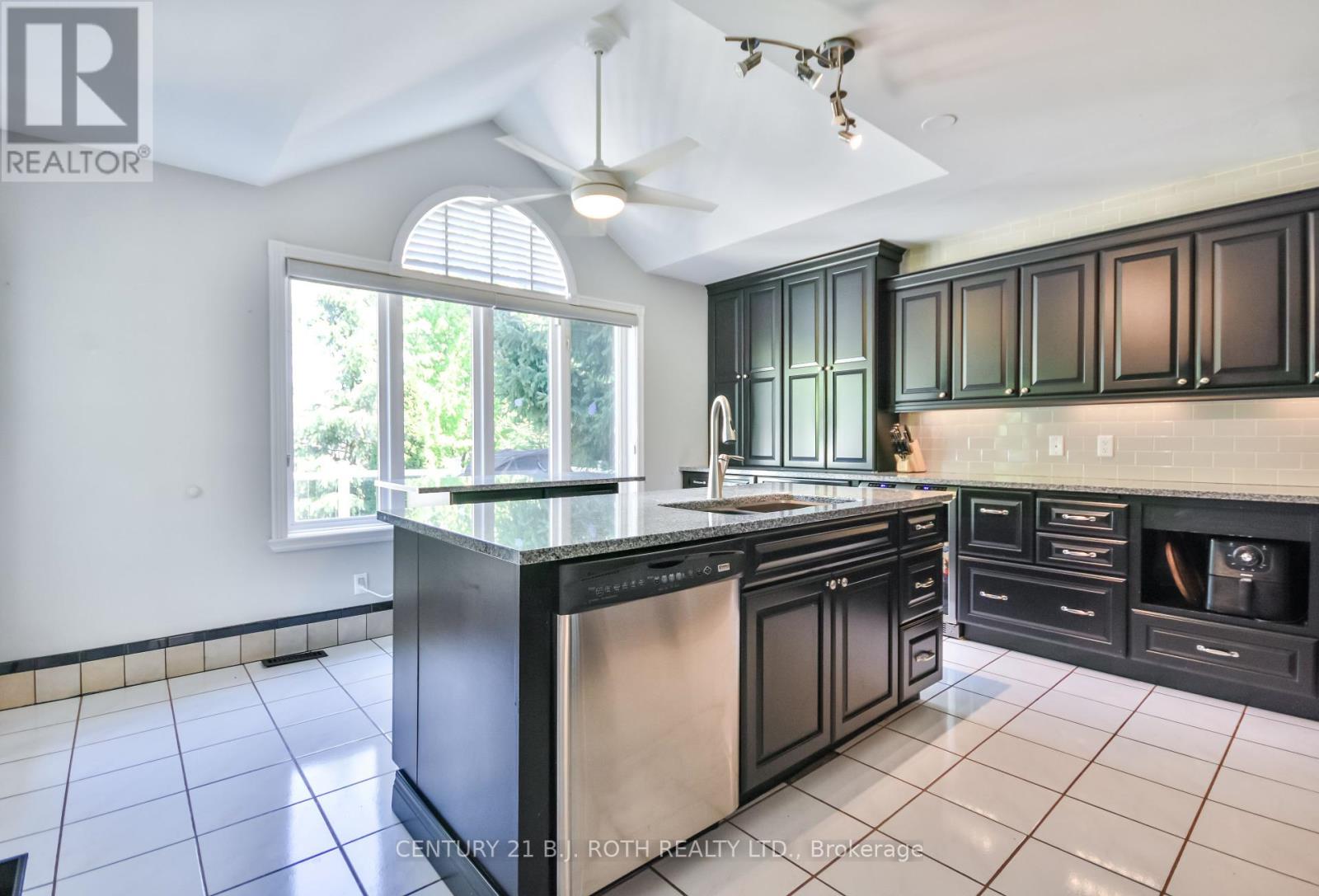 Photo 11 of 55 Bloxham Place, Barrie ON