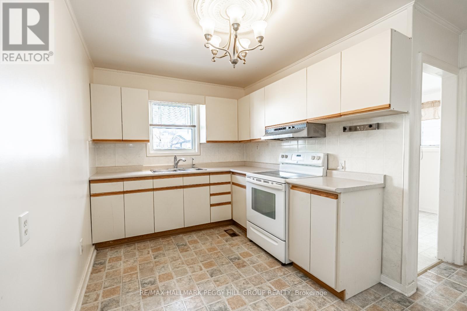 Photo 10 of 98 Donald Street, Barrie ON