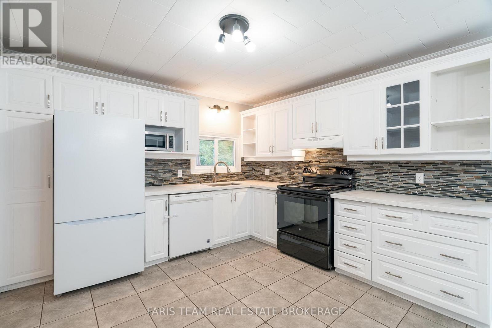 Photo 6 of 79 Poyntz Street, Penetanguishene ON