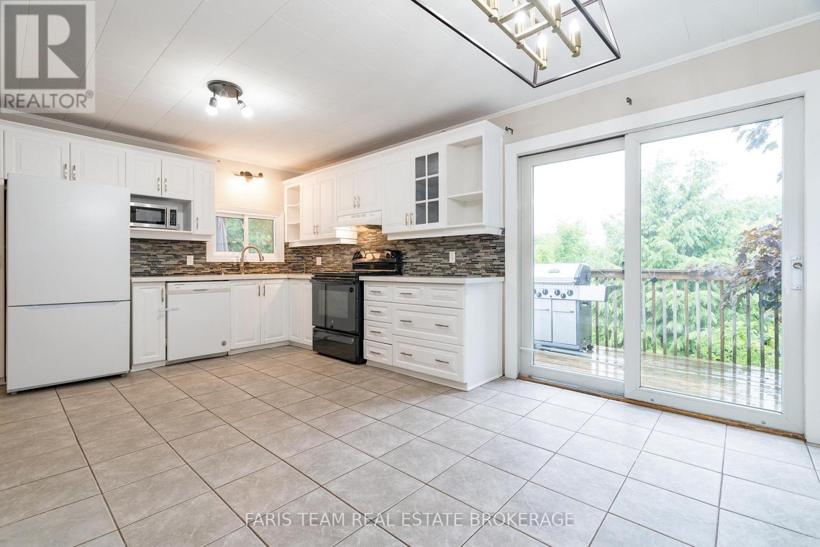 Photo 9 of 79 Poyntz Street, Penetanguishene ON