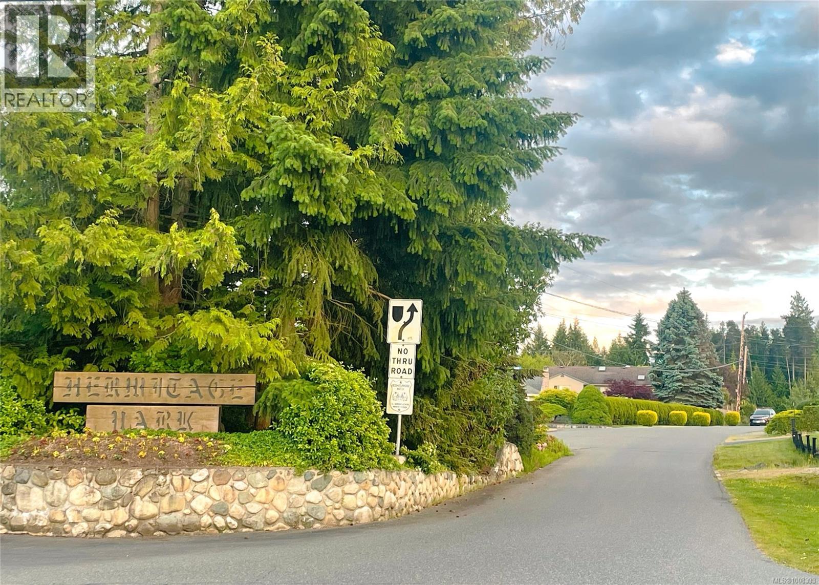 Photo 2 of 907 Savary Dr, Qualicum Beach BC