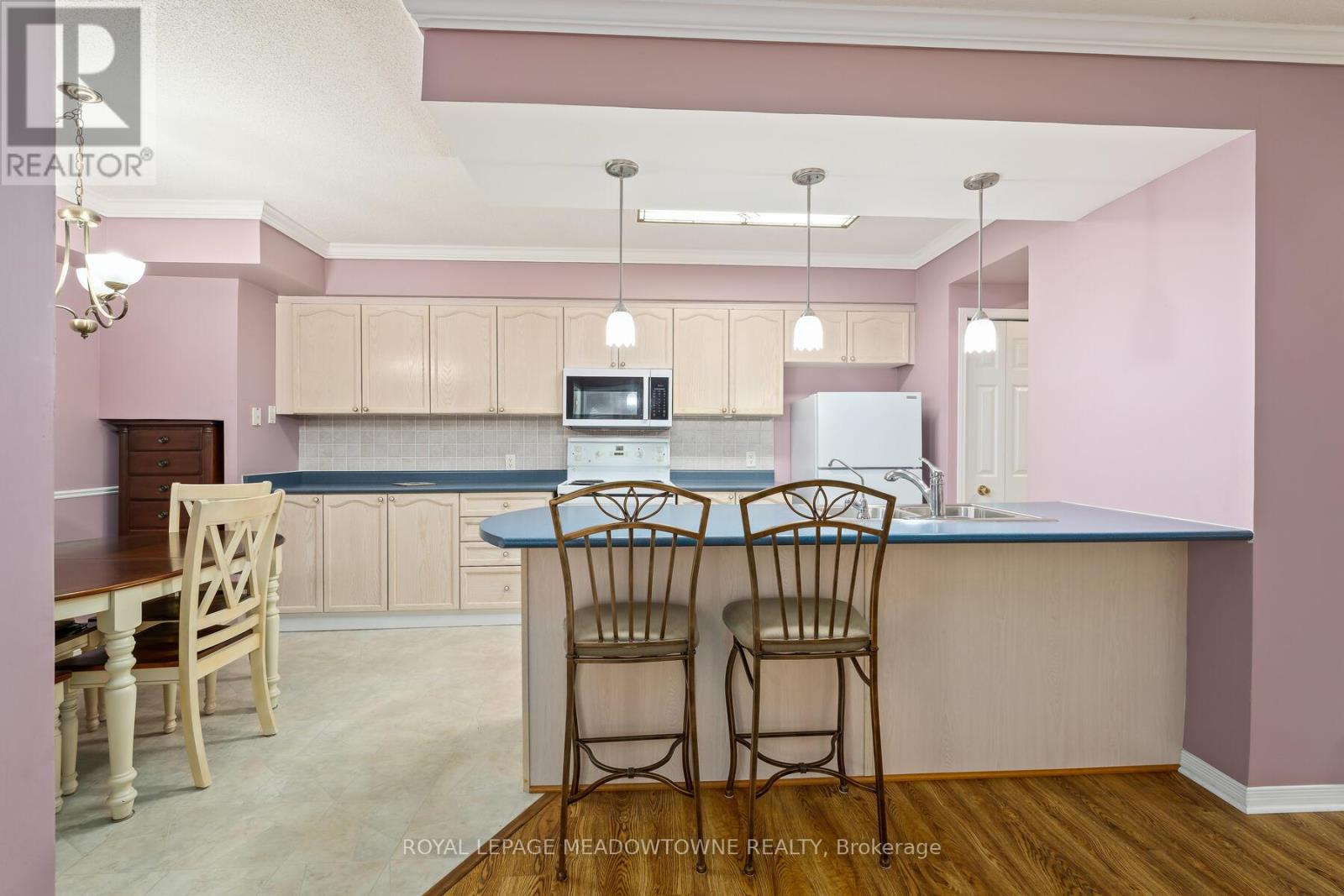 Photo 16 of 104 24 Chapel Street, Halton Hills ON