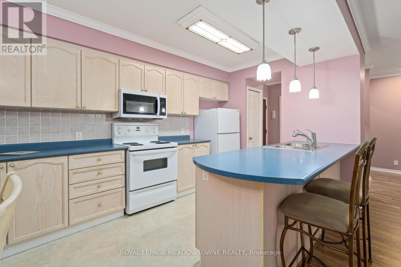 Photo 17 of 104 24 Chapel Street, Halton Hills ON