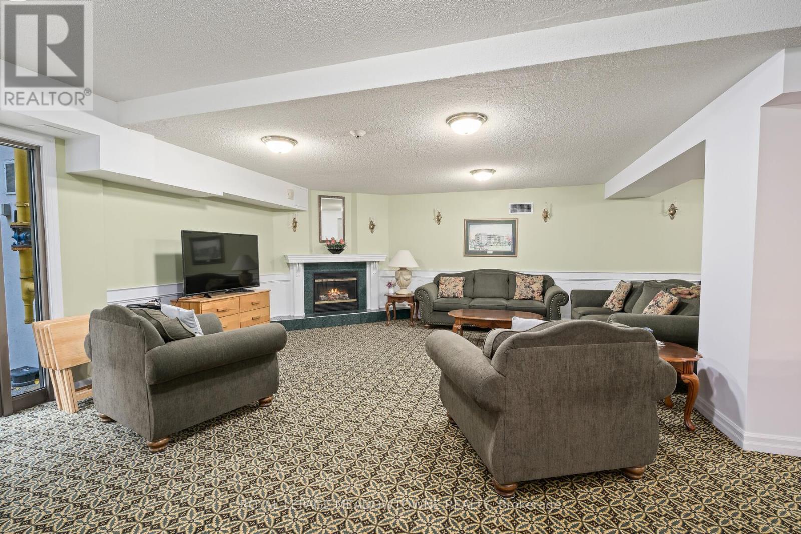 Photo 34 of 104 24 Chapel Street, Halton Hills ON