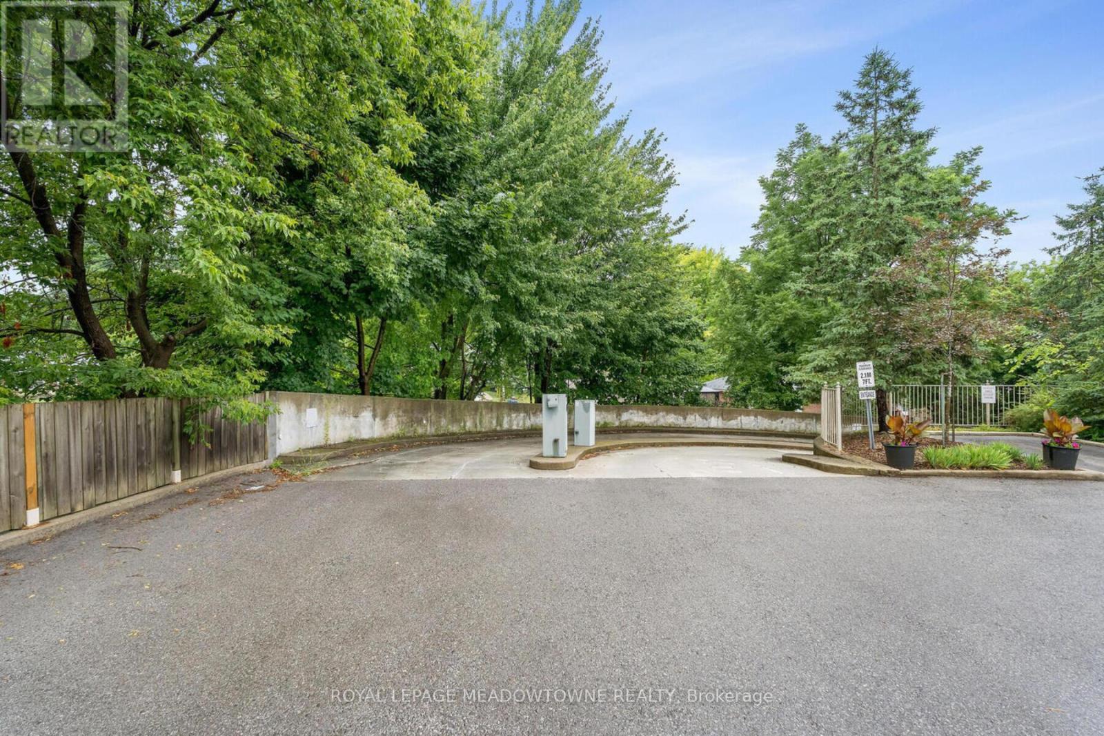 Photo 40 of 104 24 Chapel Street, Halton Hills ON