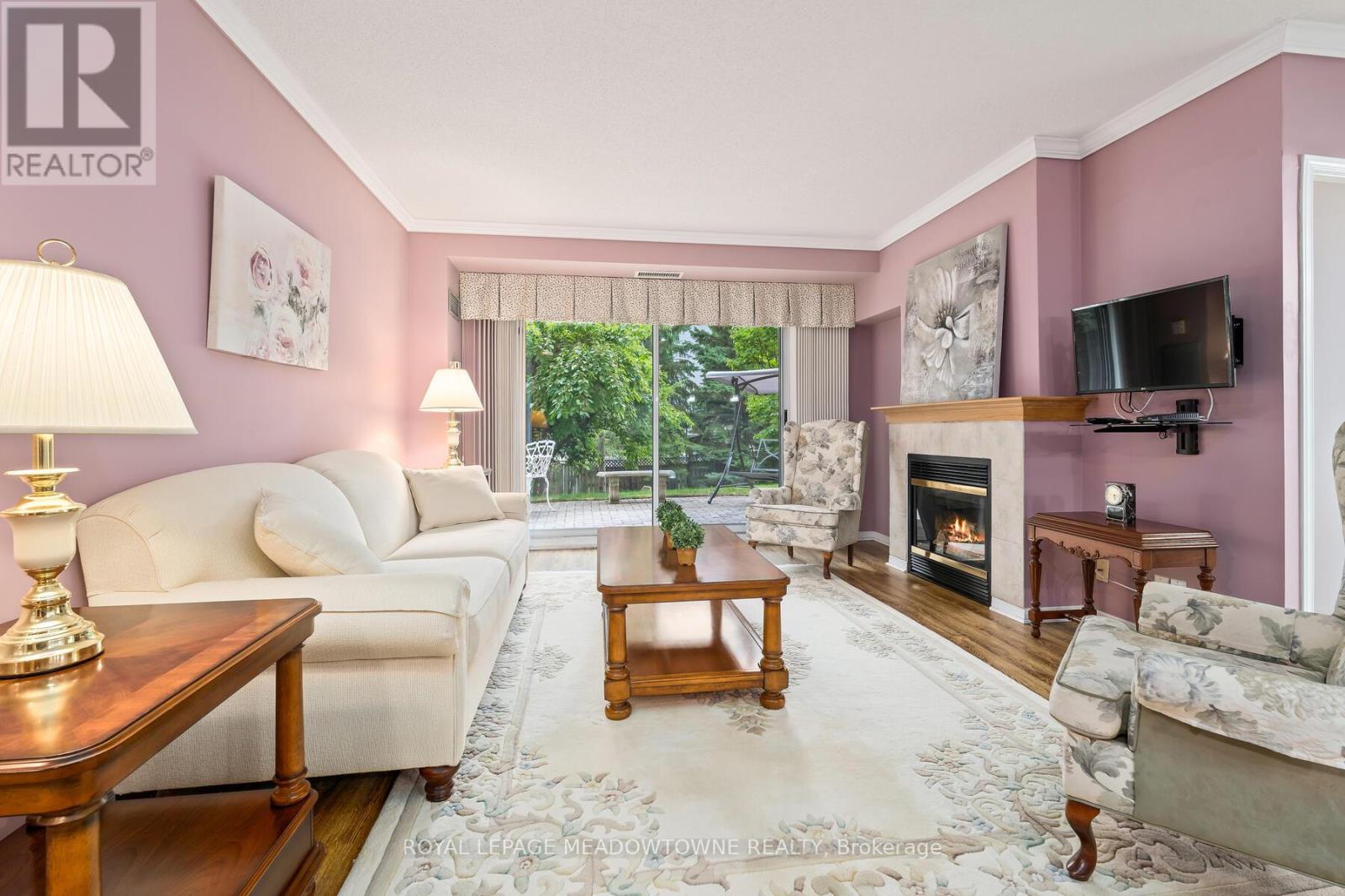 Photo 8 of 104 24 Chapel Street, Halton Hills ON
