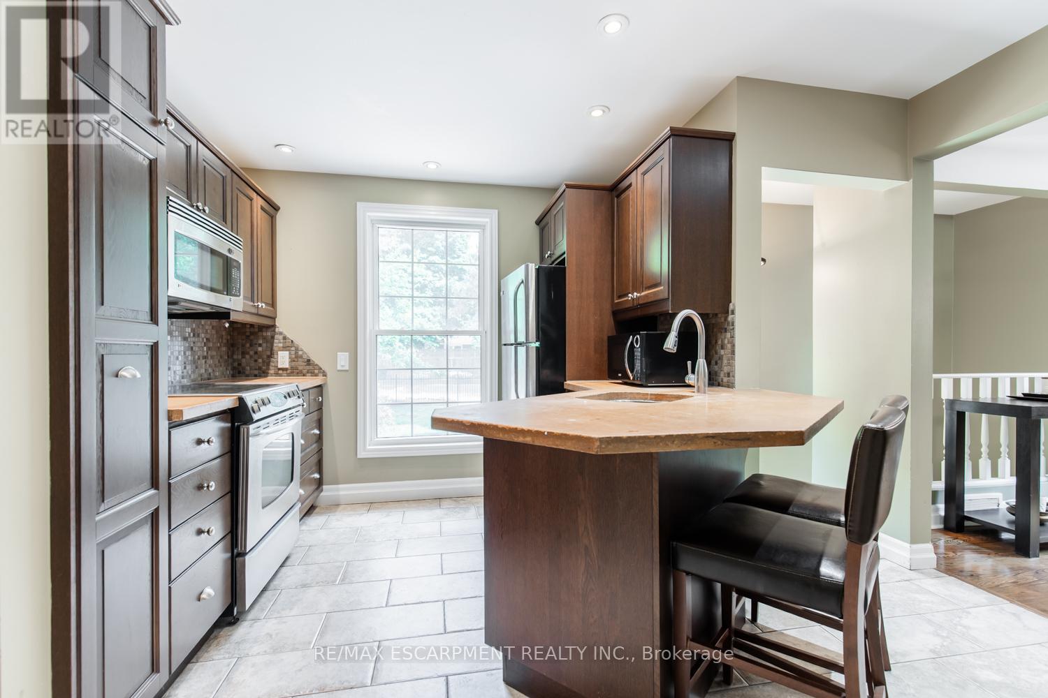 Photo 10 of 961 Shadeland Avenue, Burlington ON