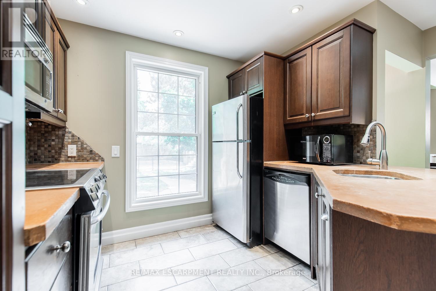 Photo 11 of 961 Shadeland Avenue, Burlington ON