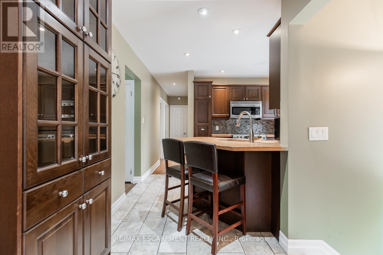 Photo 9 of 961 Shadeland Avenue, Burlington ON