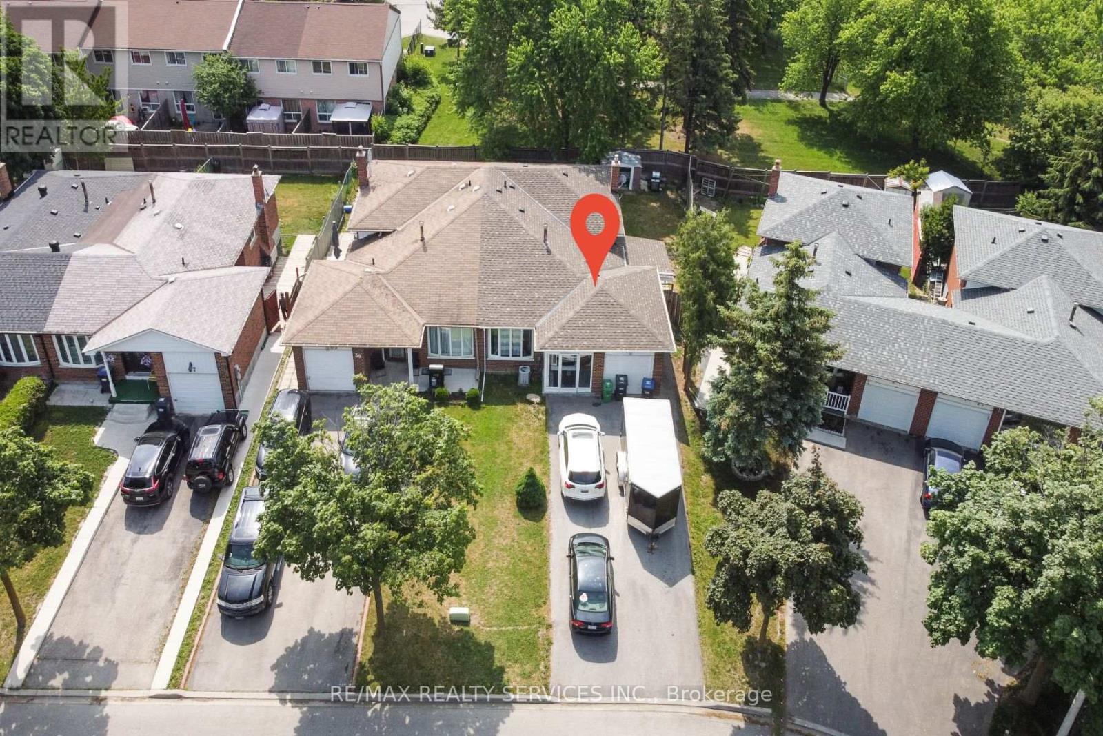 Photo 29 of 41 Manitou Crescent N, Brampton ON