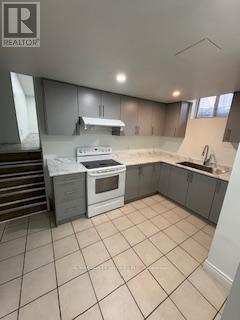 Photo 15 of 41 Manitou Crescent N, Brampton ON
