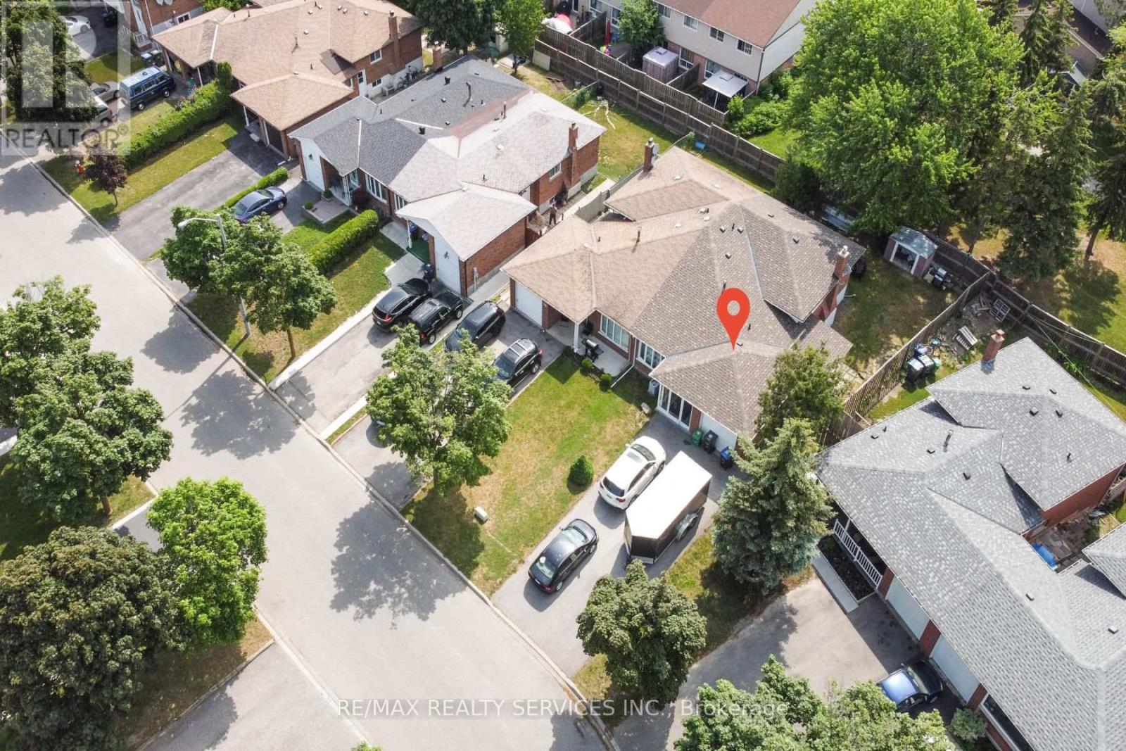 Photo 19 of 41 Manitou Crescent N, Brampton ON