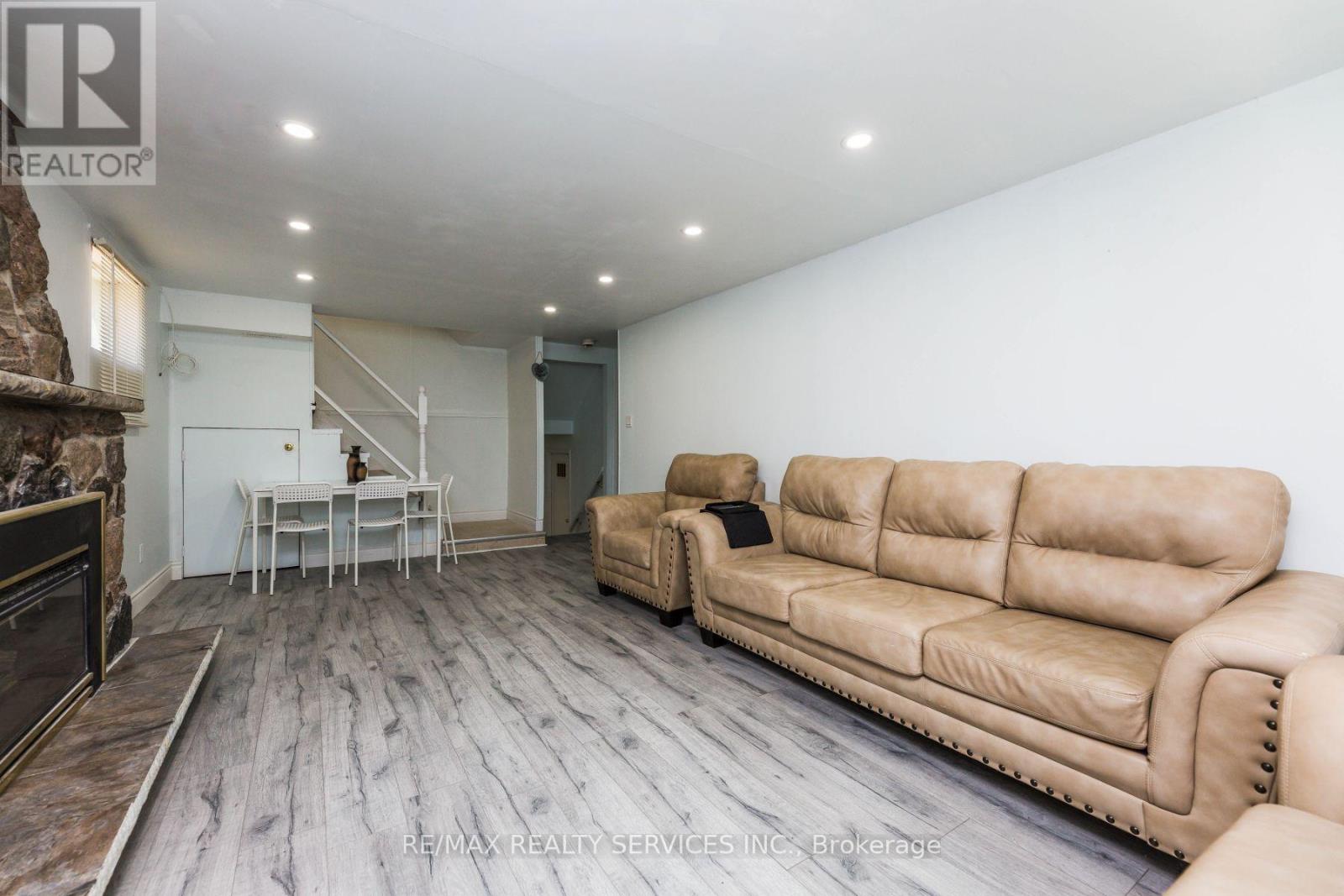 Photo 3 of 41 Manitou Crescent N, Brampton ON