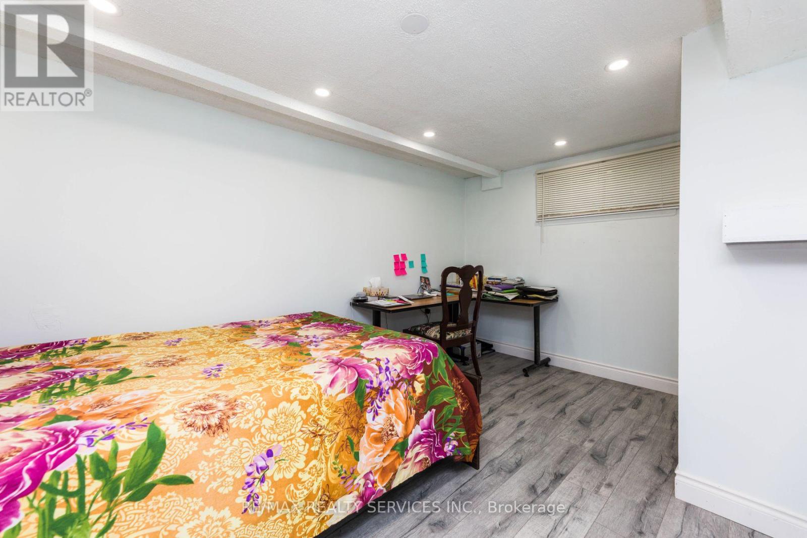Photo 25 of 41 Manitou Crescent N, Brampton ON