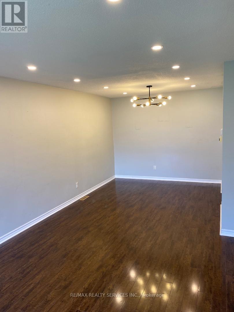 Photo 9 of 41 Manitou Crescent N, Brampton ON