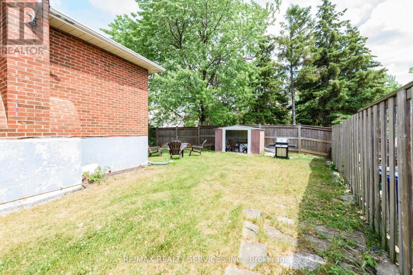 Photo 30 of 41 Manitou Crescent N, Brampton ON
