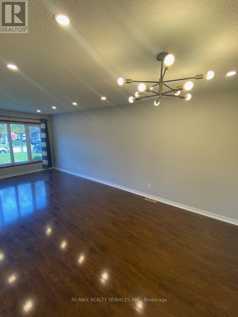Photo 33 of 41 Manitou Crescent N, Brampton ON