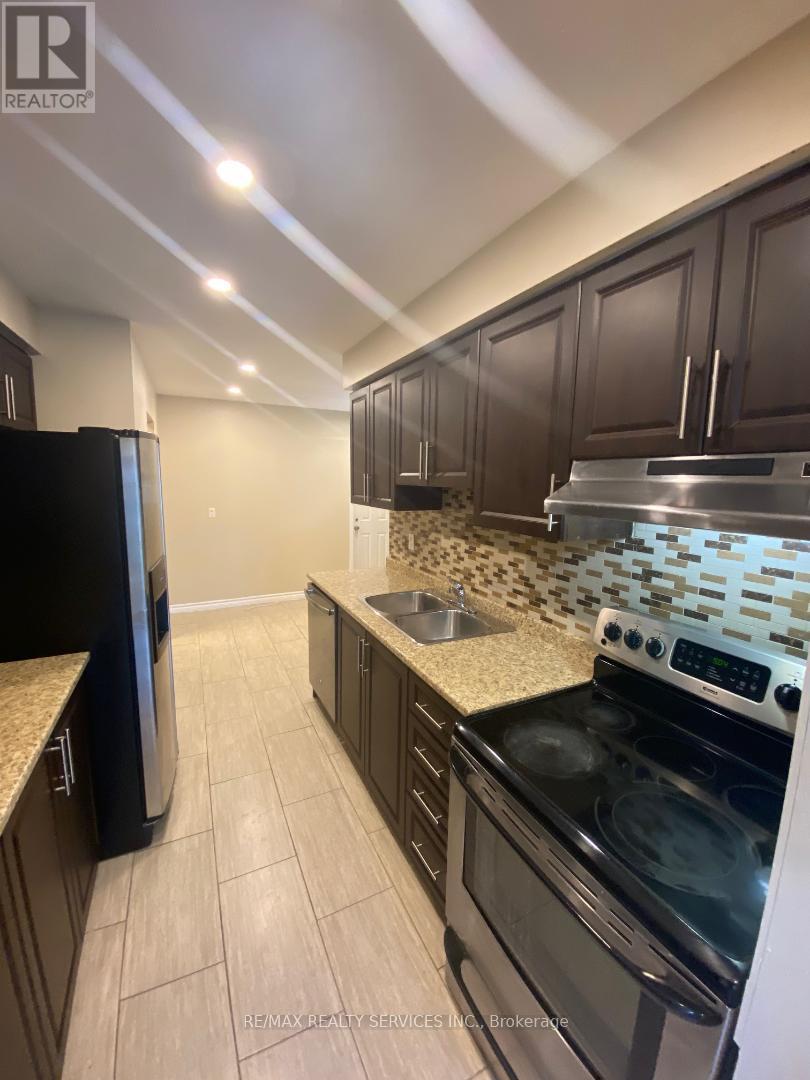 Photo 22 of 41 Manitou Crescent N, Brampton ON