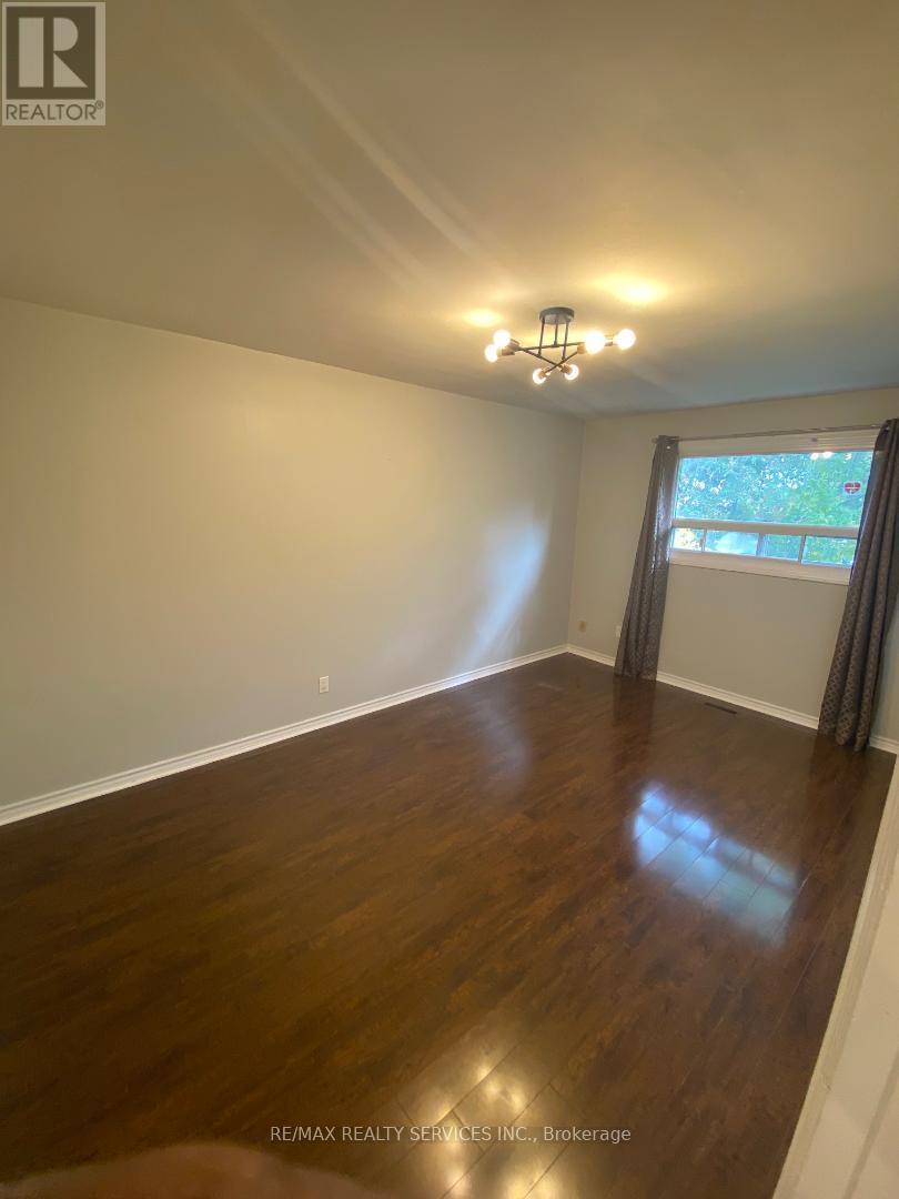 Photo 34 of 41 Manitou Crescent N, Brampton ON